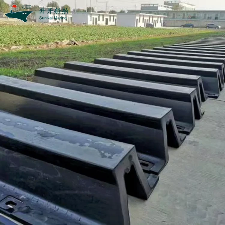 항만 안전 강화: Qingdao SunKai Marine, 국내 및 국제 터미널의 정박 작업 보호를 위해 도크 고무 범퍼 스트립 대량 생산